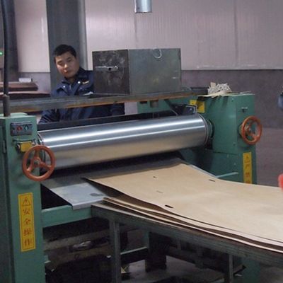 روکش چوبی مهندسی شده تخته سنگ گردویی H8536 دانه ریز مستقیم رنگ خاکستری تیره برای تزئین سایز بلند 3100 میلی متر