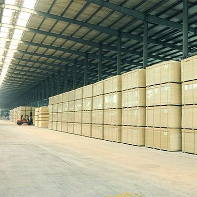 تخته ی رشته ای جهت دار OSB2 سه لایه ای با دارچین شعاعی 2745 میلی متر طول برای صفحه ی حمل بار