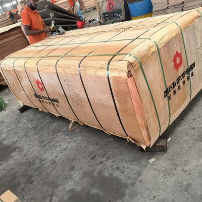 2440 * 1220 قطعه کامل گابون Okume چوب فنیر 0.2mm - 0.4mm برای فانتزی پانل کارخانه